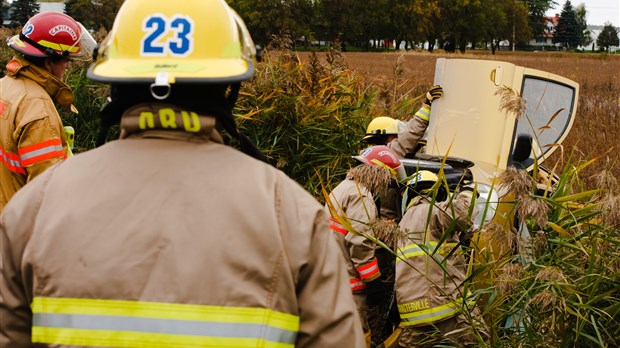 Une voiture fait des tonneaux
