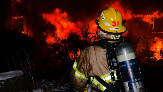 Un véhicule prend feu à Mont-Saint-Hilaire