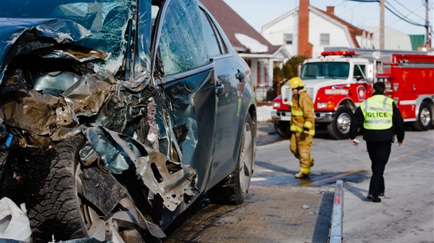 Accident avec blessé : une voiture percute un véhicule lourd