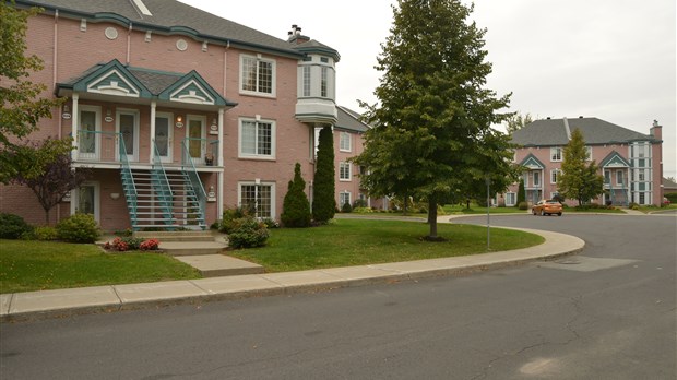 Les cheminées de 300 condos seraient non conformes à Mont-Saint-Hilaire
