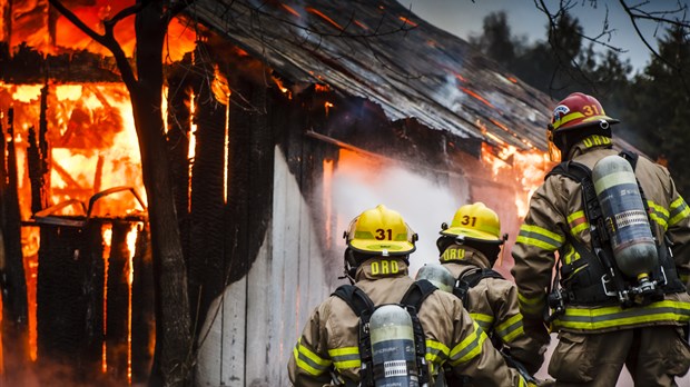 Une grange s'envole en fumée à Mont-Saint-Hilaire