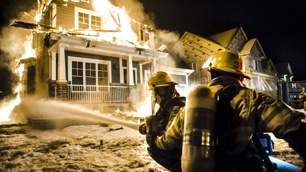 Trois résidences ravagées par les flammes à Mont-Saint-Hilaire