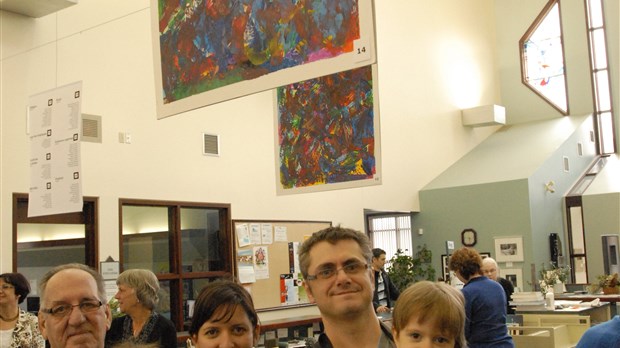Petits-enfants et grands-parents liés par les pinceaux