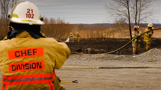 Important feu dans un champ à Beloeil