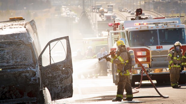 Un véhicule en flamme cause un bouchon monstre sur la 20