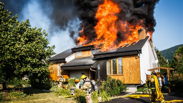 Spectaculaire incendie à Mont-Saint-Hilaire