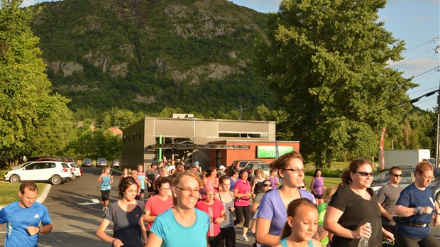 Courir en groupe au pied du mont Saint-Hilaire
