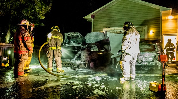 Incendie suspect de deux véhicules