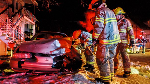 Un conducteur en état d'ivresse percute un arbre