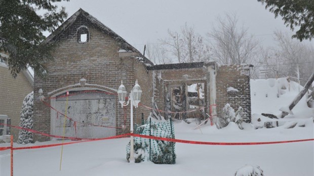 Maison ravagée par les flammes à Mont-Saint-Hilaire