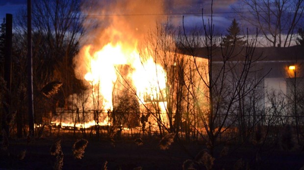 Un entrepôt prend feu à Mont-Saint-Hilaire