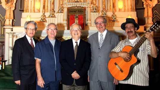 Quatre prêtres en chœur