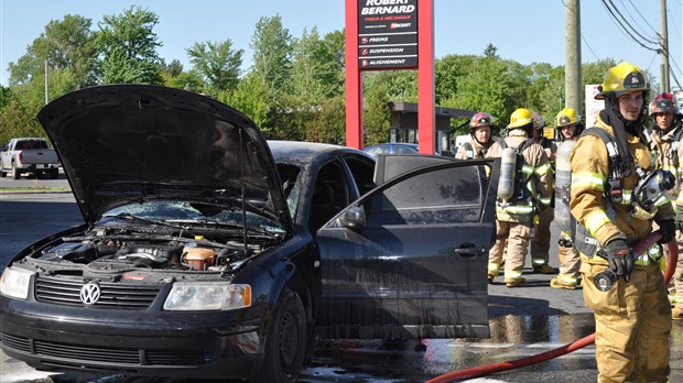 Une voiture prend feu