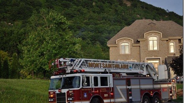 Des jeunes allument un feu dans la montagne