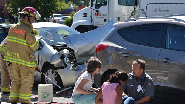 Collision entre trois véhicules à Beloeil