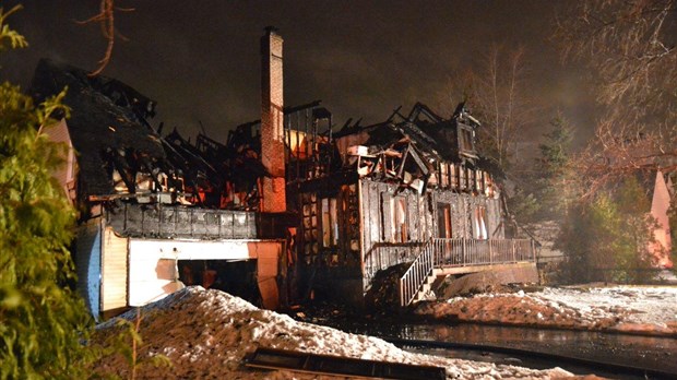 Des cendres mettent le feu à une maison
