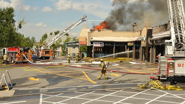 Centre commercial ravagé par les flammes