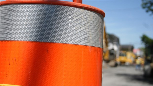 Travaux d'asphaltage sur le pont Arthur-Branchaud sur l'autoroute 20 à Beloeil et Mont-Saint-Hilaire