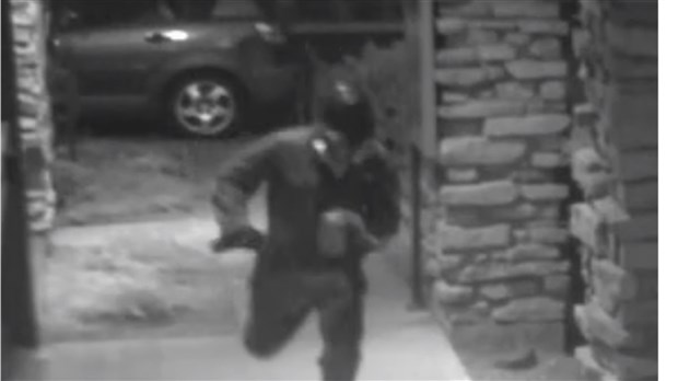 Un suspect de vol qualifié est recherché par la Sûreté du Québec 