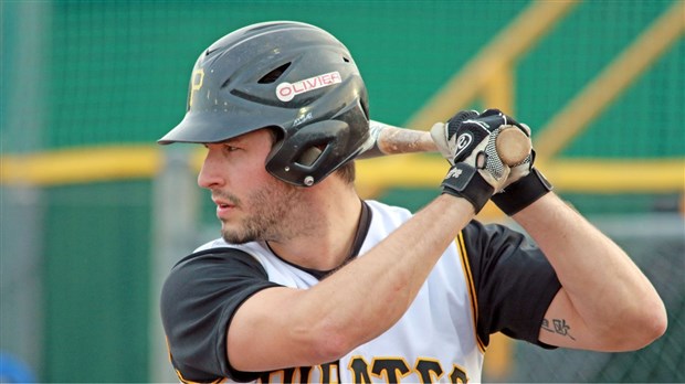 Alexandre Villeneuve produit six points dans une victoire de Pirates Maçonnerie Pro-Conseil 