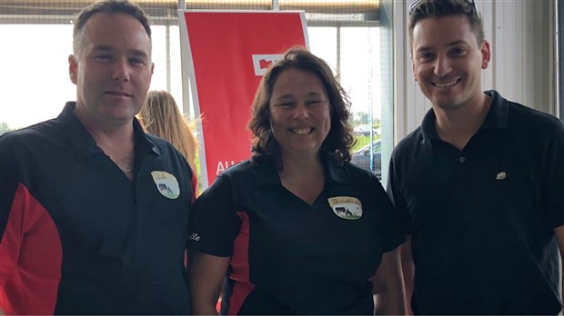 Simon Jolin-Barrette visite la ferme Belvallée à Saint-Marc-sur-Richelieu 