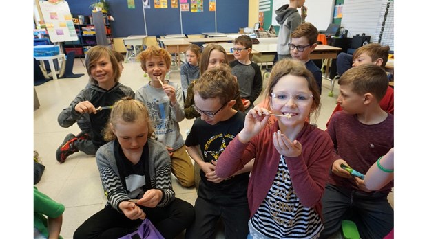 Une collation originale servie aux élèves de l’école Saint-Vincent par un étudiant du Cégep Saint-Jean-sur-Richelieu