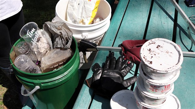 Près de 700 lbs de déchets retirés des eaux des berges du Richelieu 