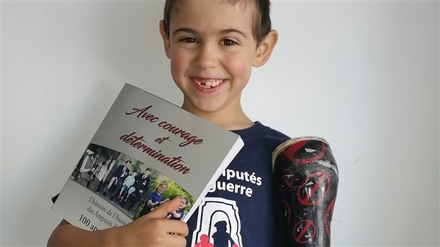 Hugo, 7 ans s'adresse à ses camarades pour démystifier son amputation 