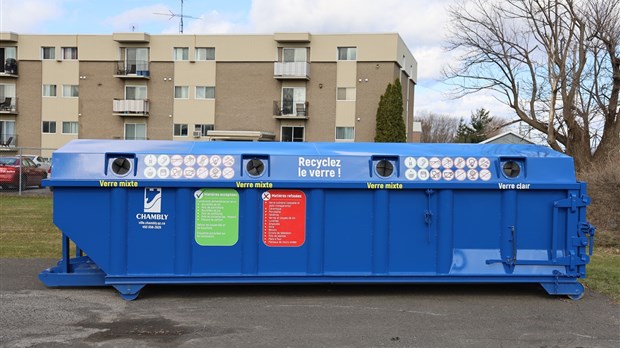 Un conteneur installé pour recycler les contenants de verre
