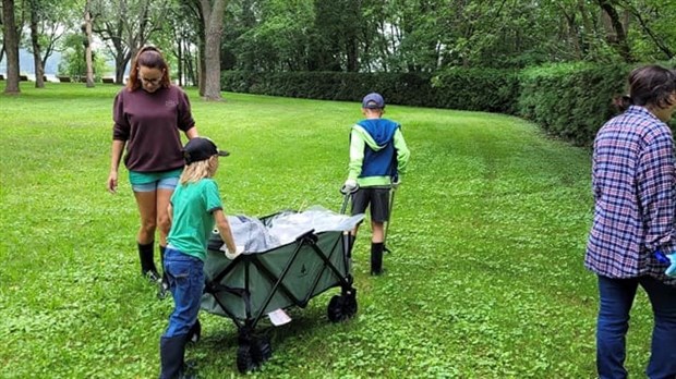 L’équipe du Fonds d’Emprunt Montérégie a nettoyé son premier espace vert