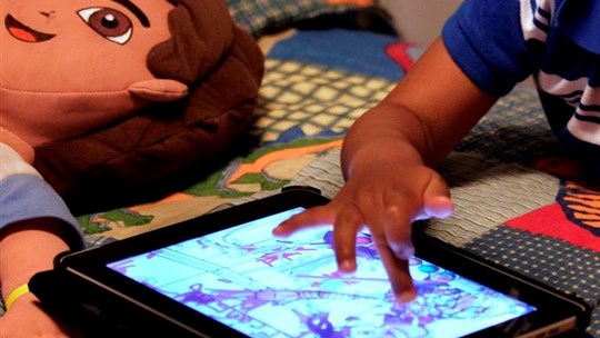 Les pédiatres révisent leurs recommandations sur le temps d'écran des tout-petits