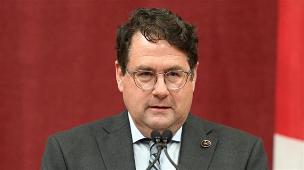 Le ministre de l'Éducation, Bernard Drainville, va maintenir l'école à trois vitesses