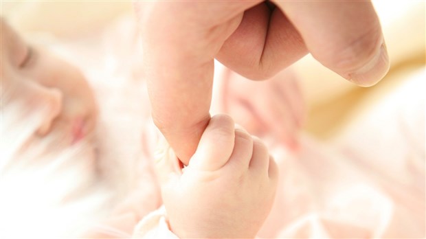 Bébés du Québec: critiques sur le faible pourcentage de détection de la surdité