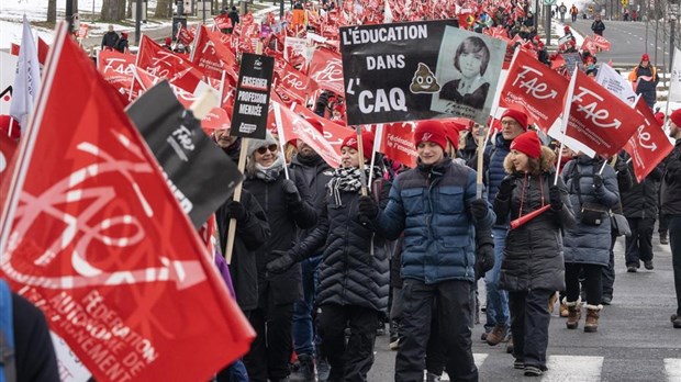 Manifestation en appui au millieu de l'éducation devant les bureaux de Legault