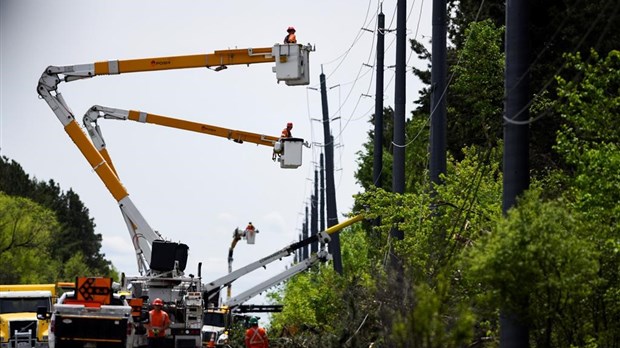 Quelque 217 000 clients d'Hydro-Québec restaient sans courant électrique vendredi matin