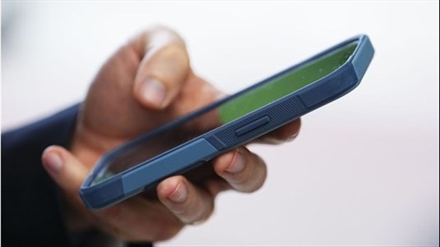 Explosion de la détresse chez les ados, le cellulaire à l'école en partie responsable