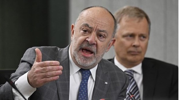 Médecins: l'arbitrage coûterait 1,8 milliard $ de plus, dit Dubé