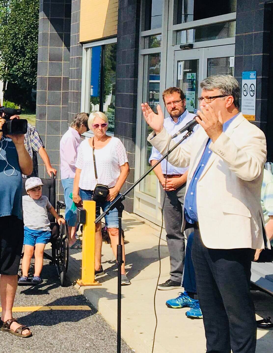 Plus de 100 personnes manifestent pour le retour des services au CLSC du Richelieu Valléedu